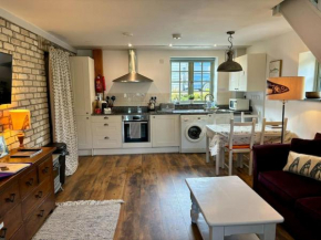 Little Bream - pretty cosy cottage, sea views, walk to the beach